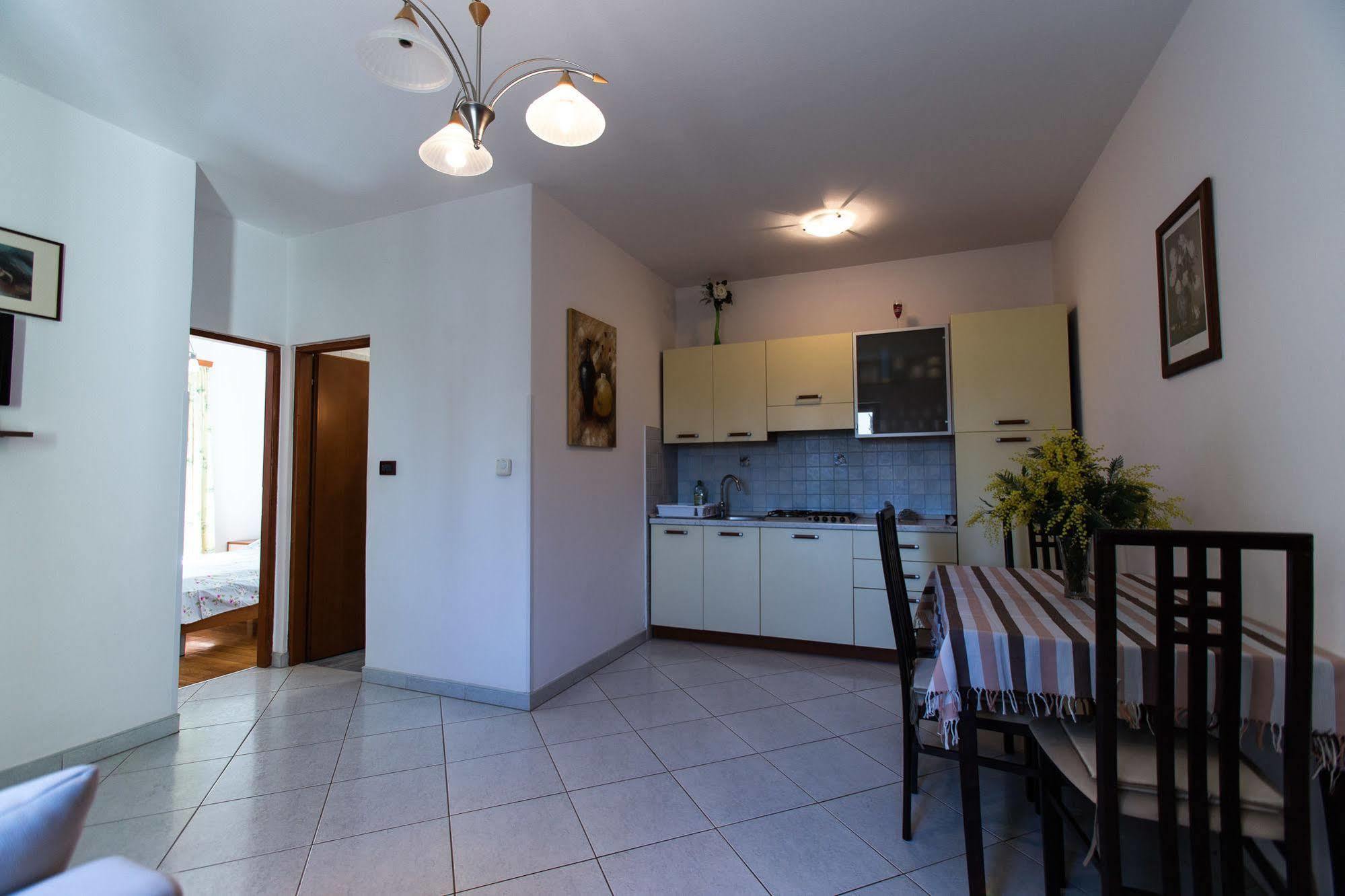Apartments Villa Mara Rovigno Esterno foto