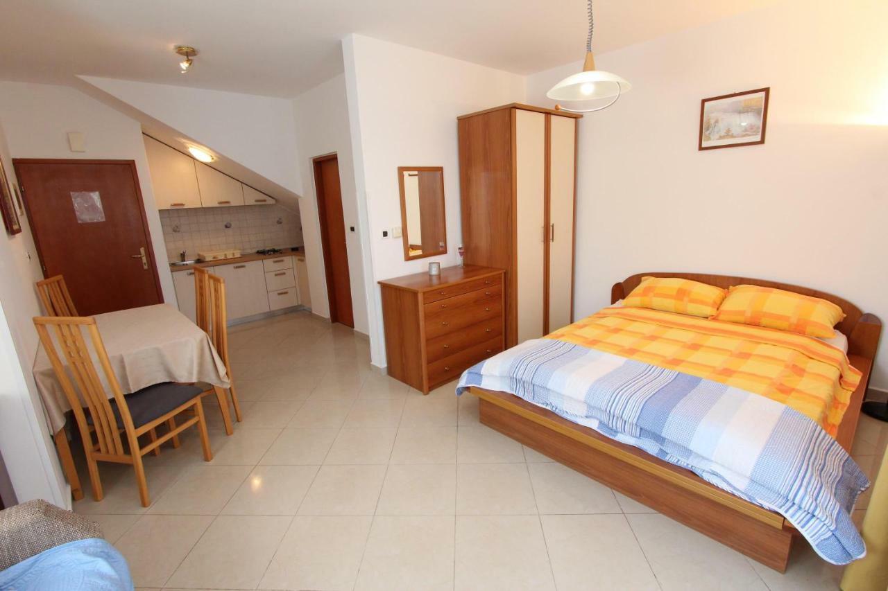 Apartments Villa Mara Rovigno Esterno foto