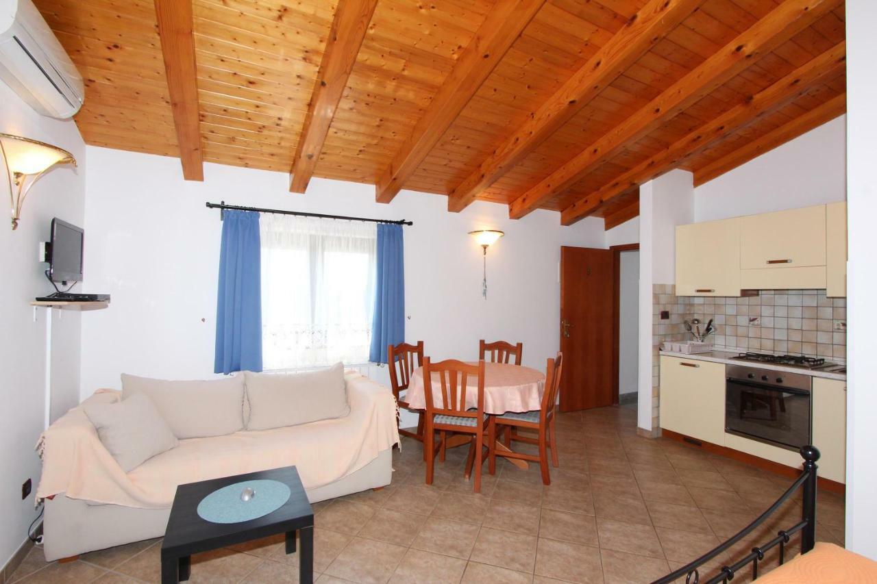 Apartments Villa Mara Rovigno Esterno foto