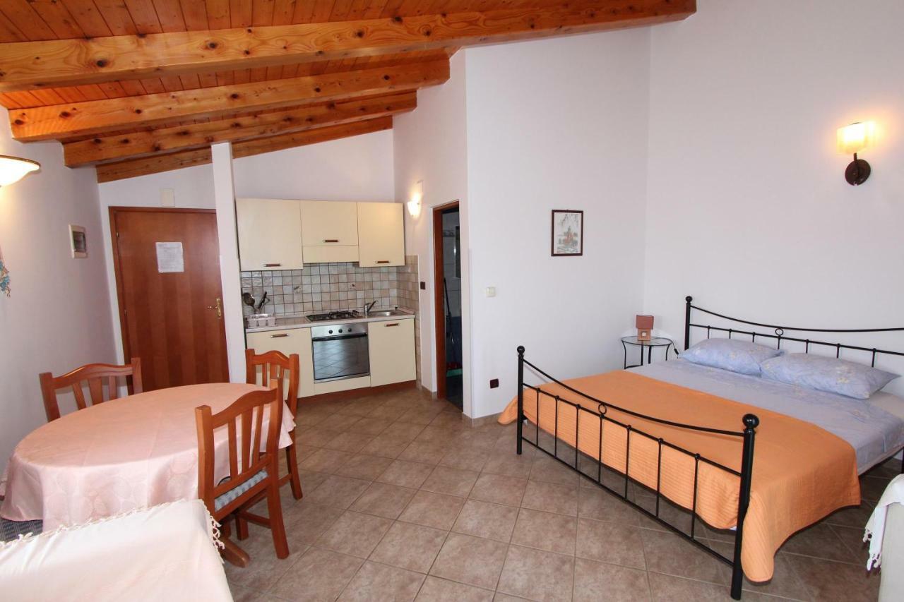 Apartments Villa Mara Rovigno Esterno foto