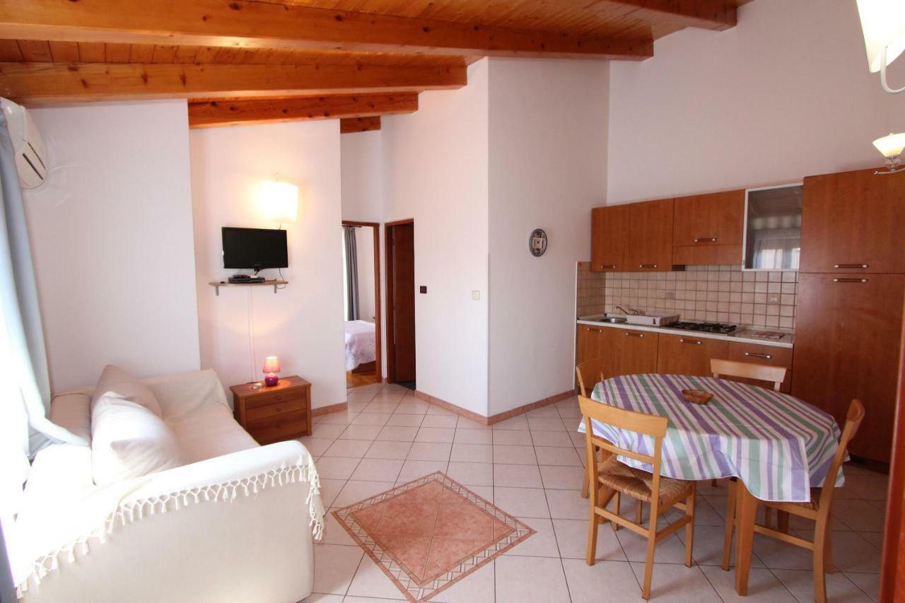 Apartments Villa Mara Rovigno Esterno foto
